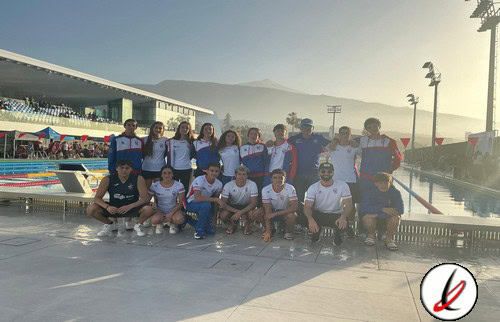 Jugadores de waterpolo en la piscina del estadio, con vestimenta deportiva y gafas, posando para la foto en Lanzarote.