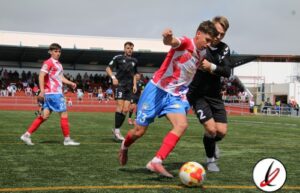 Jugadores de fútbol en acción durante un partido en el estadio de Lanzarote Deportiva.