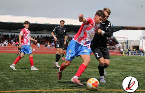 Jugadores de fútbol en acción durante un partido en el estadio de Lanzarote Deportiva.