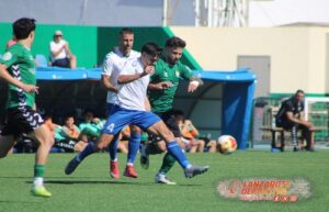 Jugadores de fútbol en acción durante un partido en Lanzarote Deportivo.