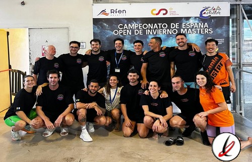 Jugadores de un equipo de deportes en una competición de invierno en un gimnasio.
