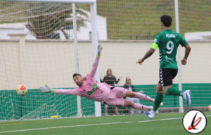 Portero en acción intentando detener un disparo en un partido de fútbol en Lanzarote.