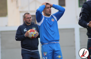 Adrián Barrera con gesto de disgusto durante el partido San Miguel (0-3)