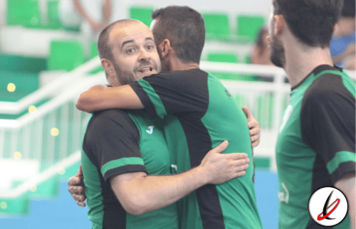 Jugadores de fútbol en celebración en el campo, con gradas verdes en el fondo.