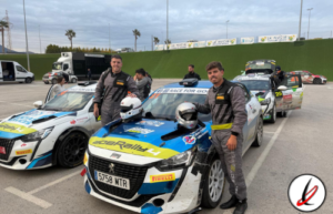 Javi Cañada y Aday Ortiz celebran el podio en La Nucía, posando junto a trofeo.
