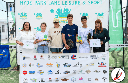 Pista de pádel con cartel del torneo benéfico Padel AECC en apoyo a la Asociación Española Contra el Cáncer