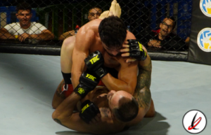 José Sánchez “Sasi” vs Kevin Perdomo en The Battle Championship 10, pelea en acción.