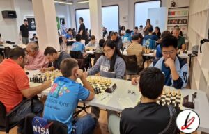 Ajedrez en el campeonato insular absoluto en Lanzarote, con piezas sobre el tablero y jugadores compitiendo