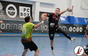 Ángel Bueu celebra en San José durante el partido contra el Balonmano Lanzarote Ciudad de Arrecife