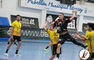 Ángel Iglesias en la previa del balonmano en Ourense San José, antes de su partido ante el colista