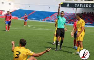Árbitro Mario Carlos García Sosa en un partido, foto tomada durante la competición.