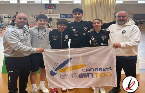 Jugador de bádminton Alfajarin en acción durante un partido, foto en la cancha.