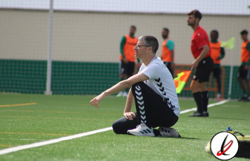 Entrenador o jugador en la línea de banda durante un partido de fútbol en Lanzarote.