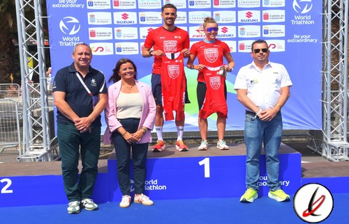 César Vera y Ghislane Assou, ganadores del I Triatlón de Lanzarote, posan juntos en la imagen