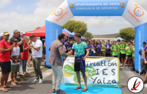 Atletas en el Triatlón del IES Yaiza en Canarias, con la distinción Viera y Clavijo 2025.