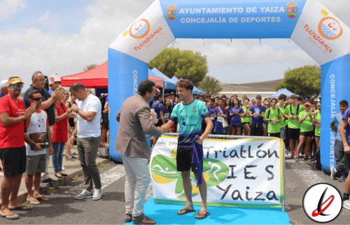 Atletas en el Triatlón del IES Yaiza en Canarias, con la distinción Viera y Clavijo 2025.