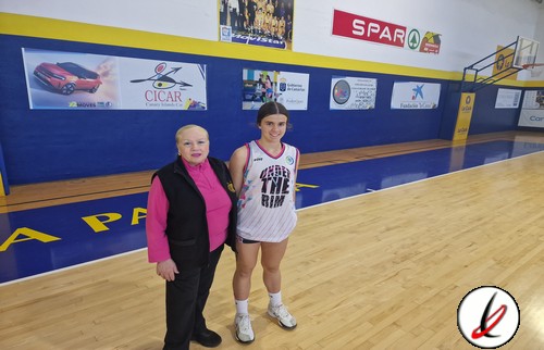 Foto de Yara Martín con la minicoPa en el evento, en una imagen capturada desde yara_martin_minicopa_1.jpg